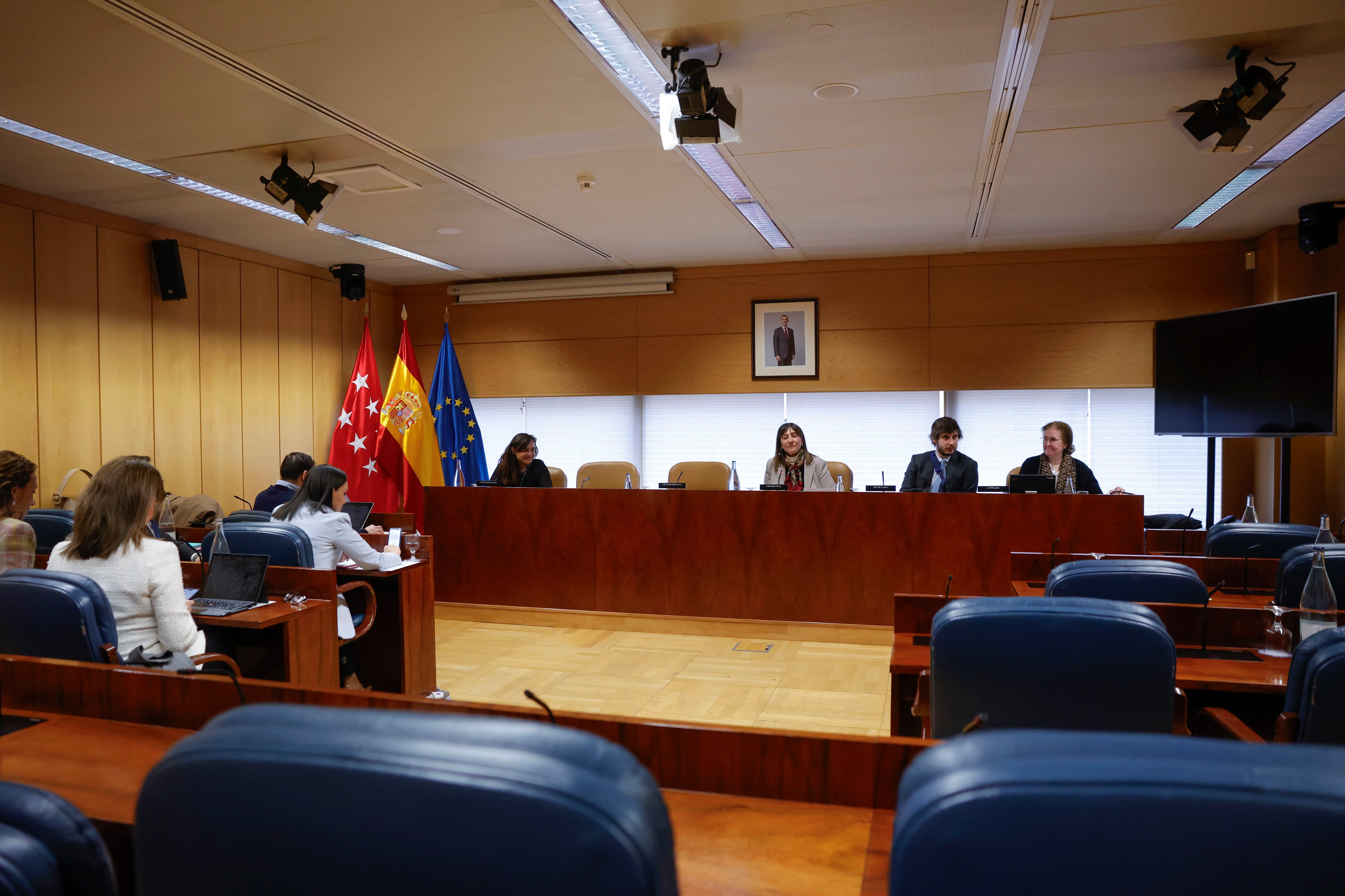 La responsable de contratación de Barrabes.biz y profesora del Máster Dirección de Fundraising público y privado en ONL, Isabel García-Lomas (i, en la mesa), durante la comisión de investigación sobre la cátedra de Begoña Gómez en la Asamblea de Madrid