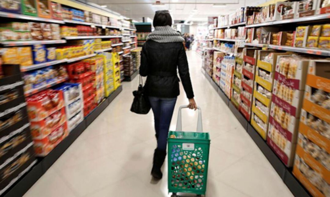 Una mujer haciedno la compra en un supermercado.