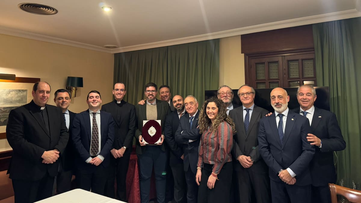 La Tertulia Cofrade "El Pelícano" entregó las pastas al pregonero de la Semana Santa de Morón 2026