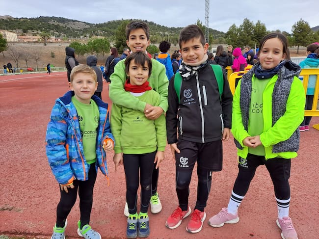 Los jóvenes atletas del Club Atletismo Elda siguen progresando