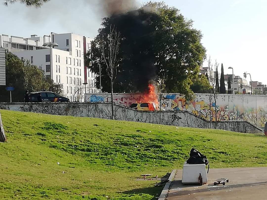 Queman el coche a una enfermera