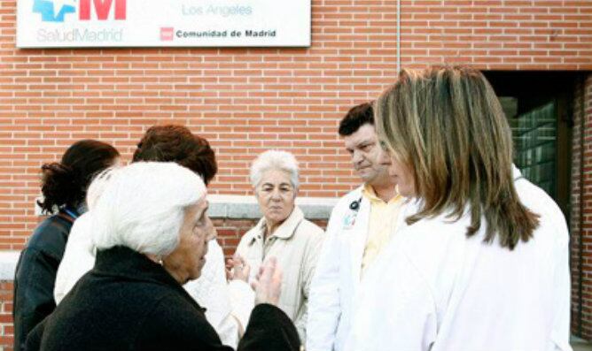 Médicos de familia dialogan con un grupo de pacientes a las puertas de un centro de salud en Madrid