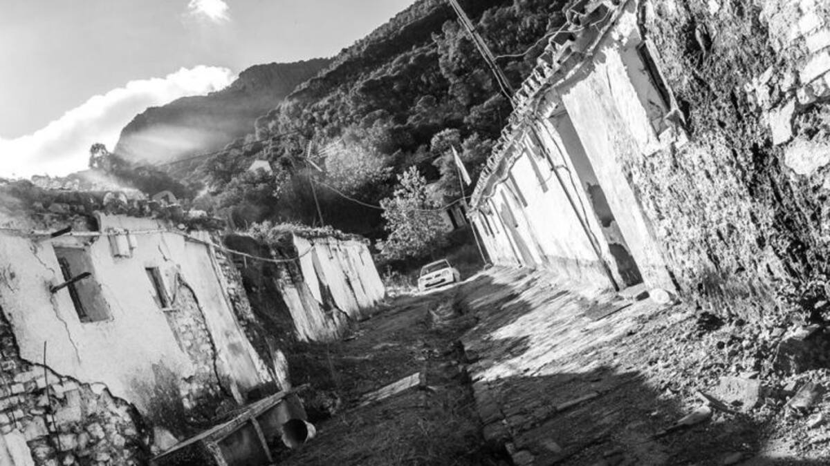 La excavadora entra en Las Tiñosas y derriba las viviendas en ruinas pese a las protestas de los vecinos
