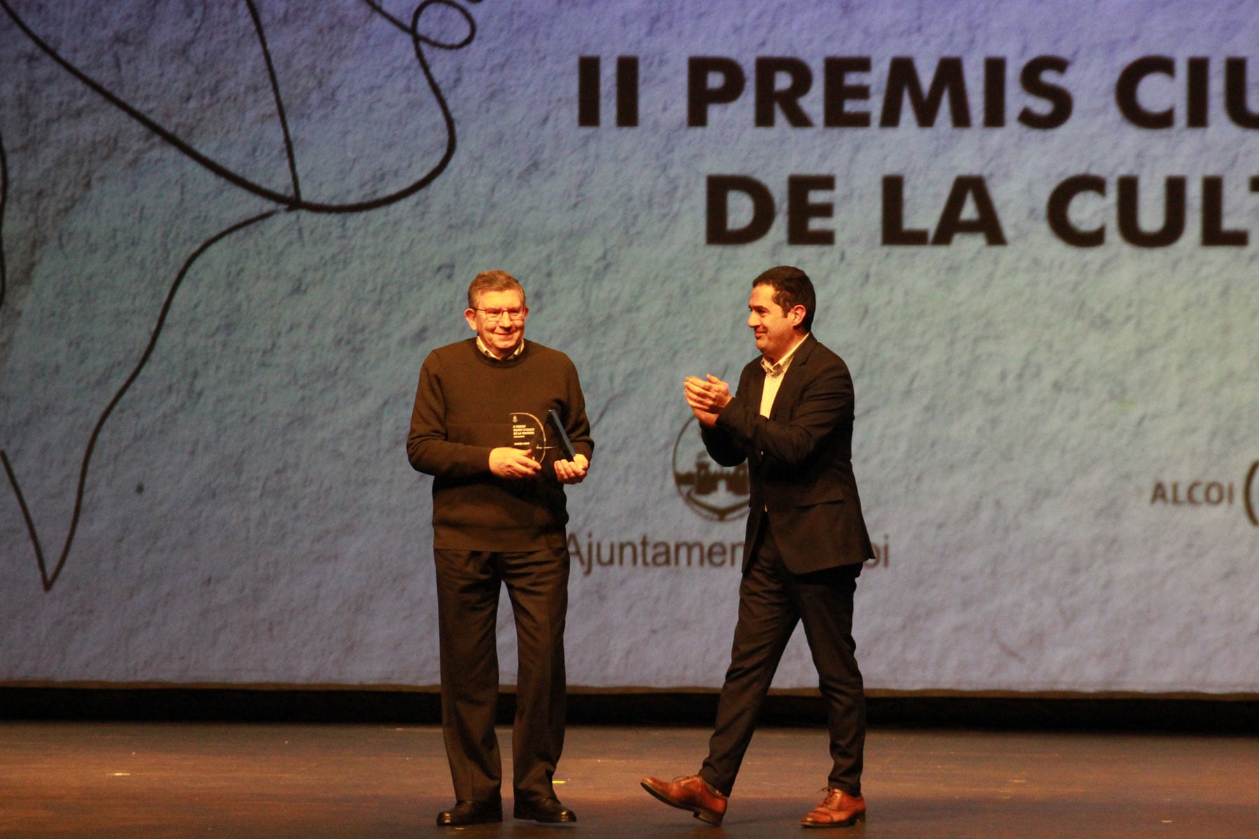 El nebot d&#039;Adrián Miro, Jorge, rep el premi de mans de l&#039;alcalde d&#039;Alcoi, Toni Francés