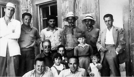 Agustín Demetrio Pallarés es el niño junto al de gafas, su tío Ginés, que junto a los demás estaban haciendo en esos momentos una visita a la casa. Agustín Pallarés padre es el de la izquierda, el más alto