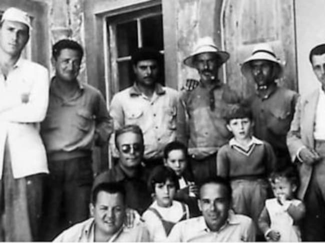 Agustín Demetrio Pallarés es el niño junto al de gafas, su tío Ginés, que junto a los demás estaban haciendo en esos momentos una visita a la casa. Agustín Pallarés padre es el de la izquierda, el más alto