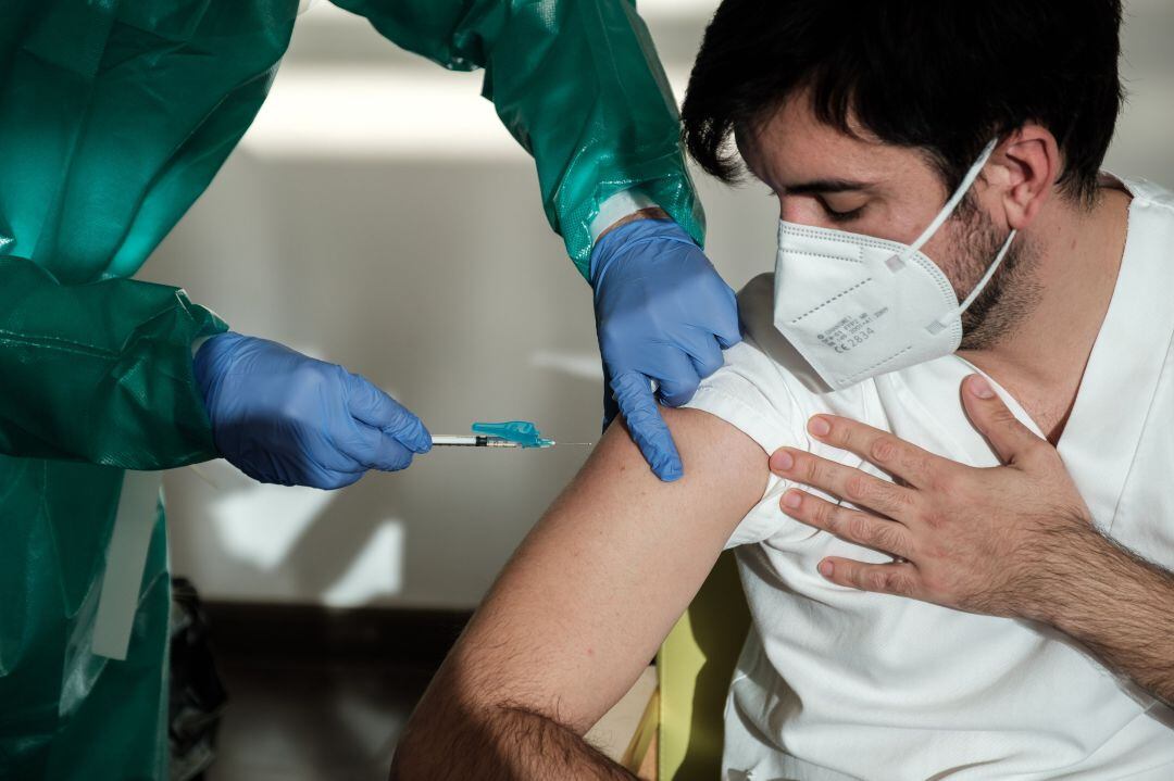 Primer profesional vacunado en Ibiza