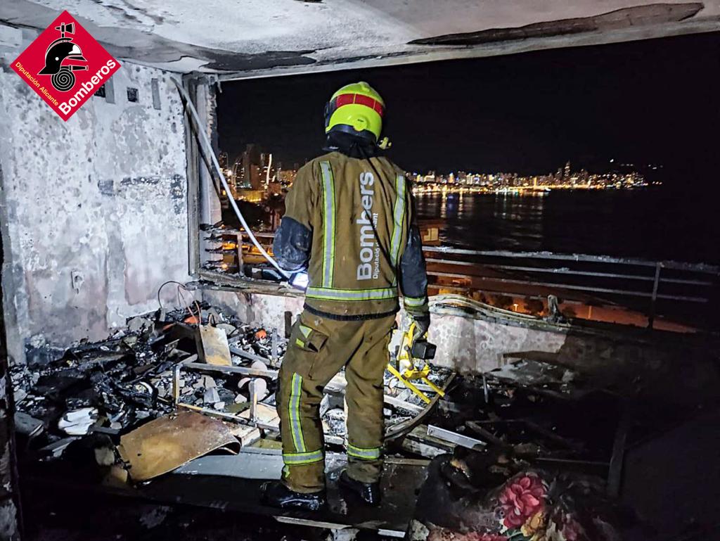 Estado de la vivienda calcinada este martes en un rascacielos de Benidorm / CPBA