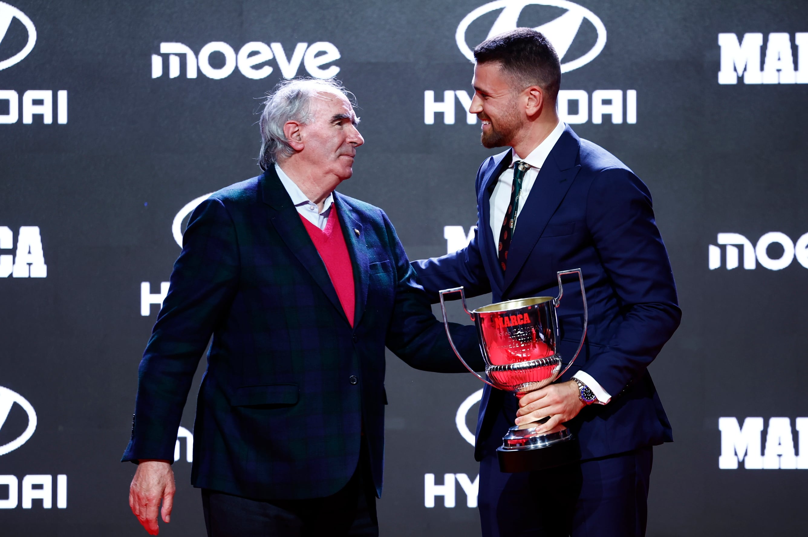 Unai Simón recoge el premio Zamora junto al exportero del Athletic Bilbao, José Ángel Iribar durante la gala de los premio Marca de Fútbol 2023-2024 celebra en Las Rozas