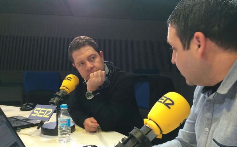 Pedro Blanco entrevista en los estudios de Radio Madrid a Emiliano García-Page, secretario general de los socialistas de Castilla-La Mancha y alcalde de Toledo