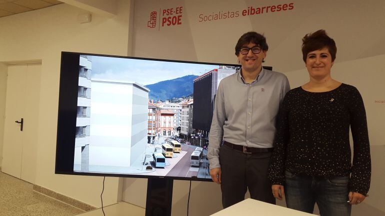 Eneko Andueza y Ana Tellería ante la idea de estación de autobues por la que apuesta el PSE-EE