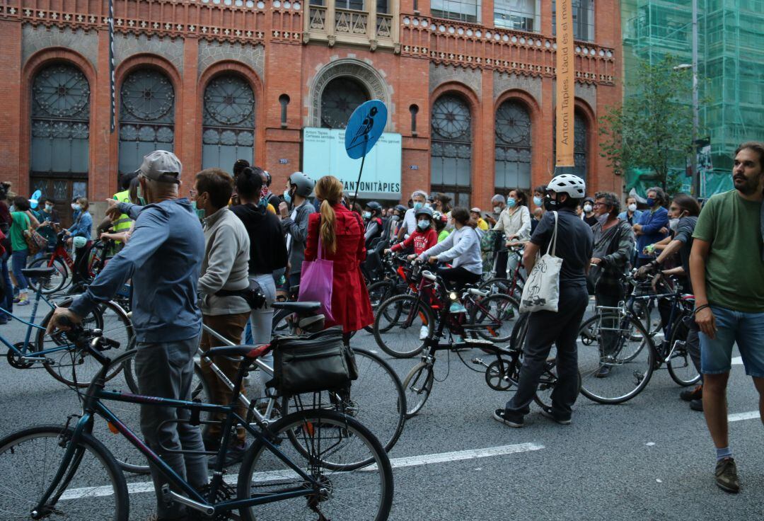 Desenes de ciclistes manifestant-se contra el tràfic al carrer Aragó el darrer 11 de juny