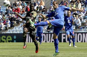 El defensa del Getafe Alberto Lopo despeja la pelota ante el centrocampista ghanés del Espanyol Mubarak Wakaso durante el partido de la jornada 32 de Liga en Primera División.