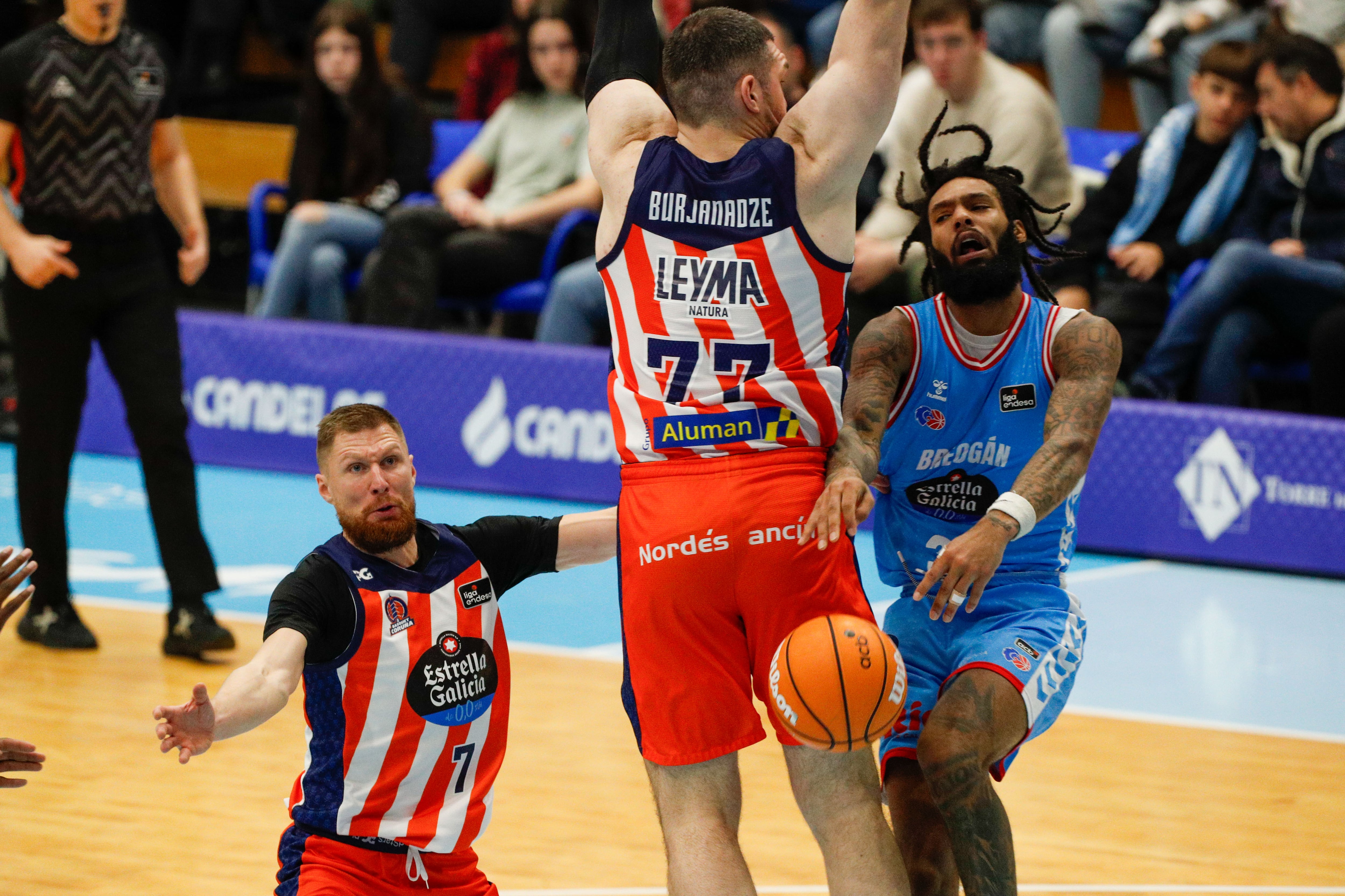 LUGO, 12/01/2025.- Ignus Jakovics (i) y Beqa Burjanadze (c), del Leyma Básquet Coruña, en acción ante Dae Dae Grant, del Río Breogán, durante el derbi gallego de la ACB este domingo en el Palacio de los Deportes de Lugo. EFE/ Eliseo Trigo
