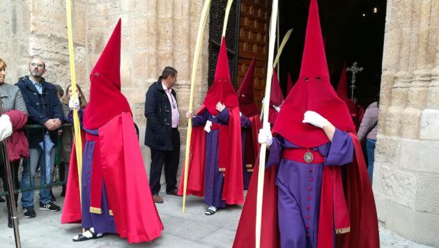 Cofrades a las puertas de San Pedro, en el inicio de la procesión a las 10.45 h.