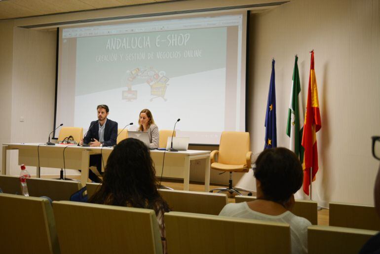 Jornada de trabajo de la Junta de Andalucía en Granada con el delegado de Empleo, Juan José Martín, para el impulso del comercio electrónico