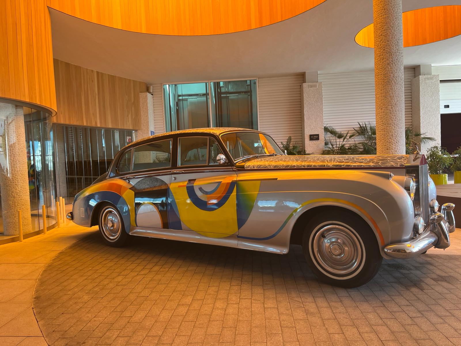 Un Rolls Royce - que fue propiedad de Alfred Hitchcock- con grafiti de Darko la bienvenida al hotel Hilton Higuerón