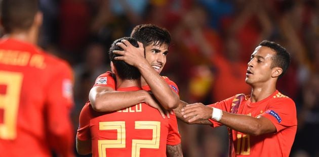 Asensio celebra el gol de Isco abrazando al malagueño