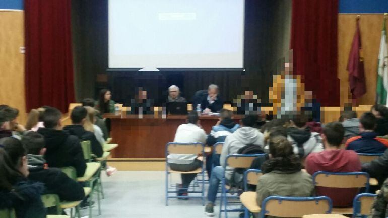 Momento de la charla con participación de los reclusos de la cárcel de Jaén