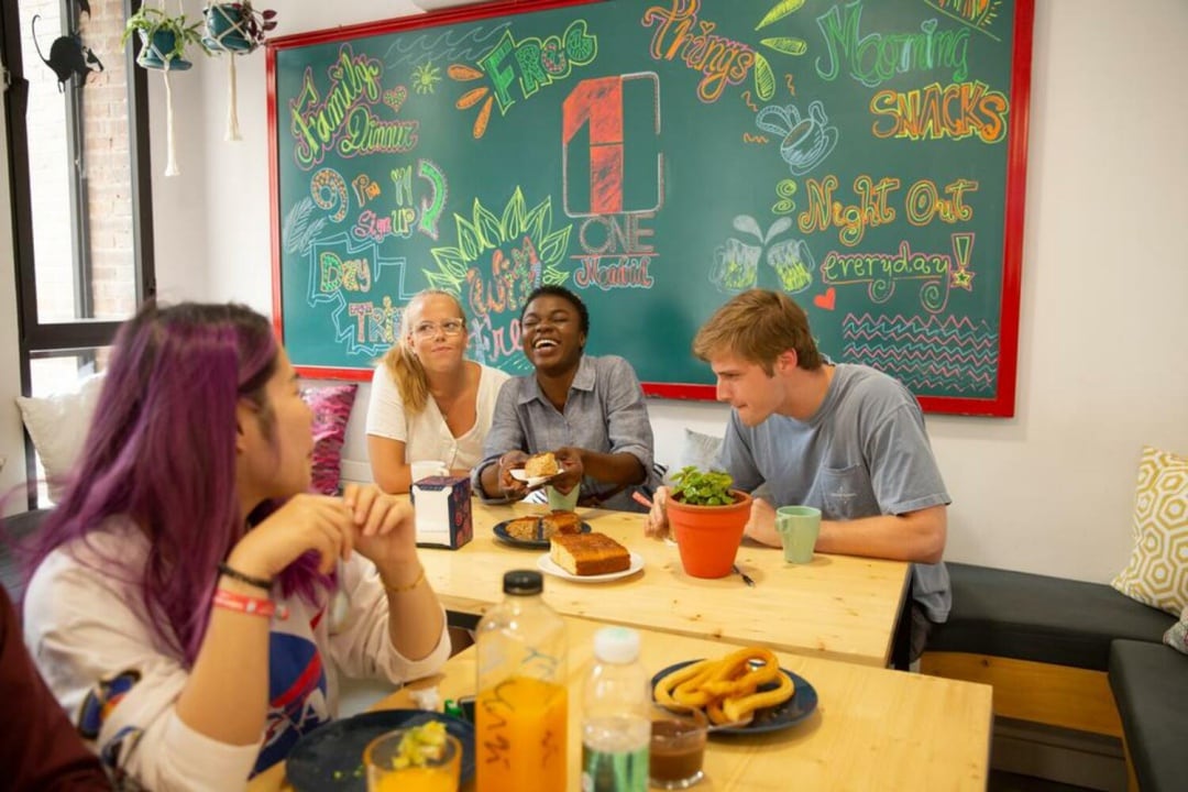 Varios jóvenes comparten comida en el Hostel One de Madrid