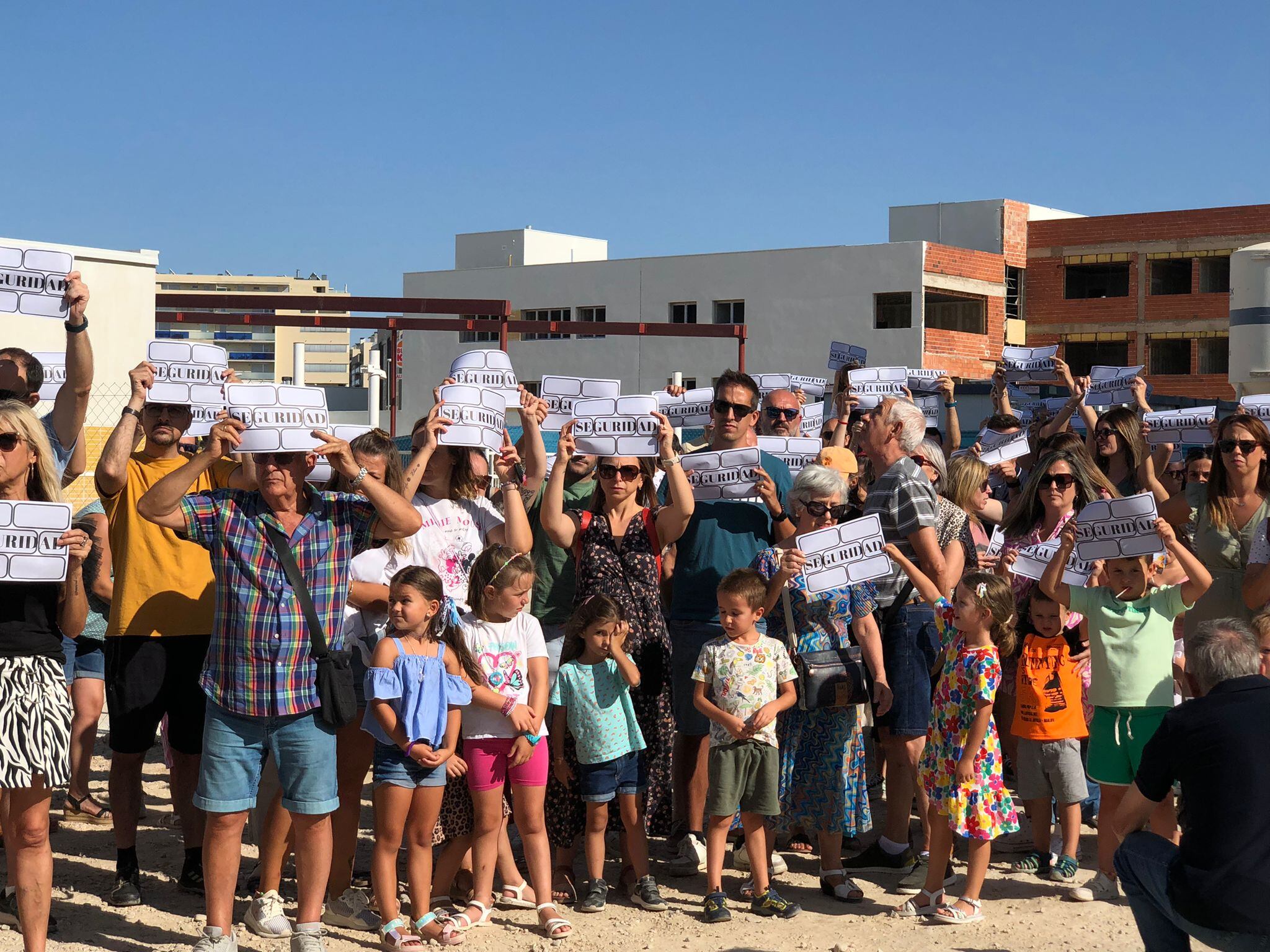 Manifestación Las familias del colegio María Zambrano, destrozado por las tormentas de Zaragoza