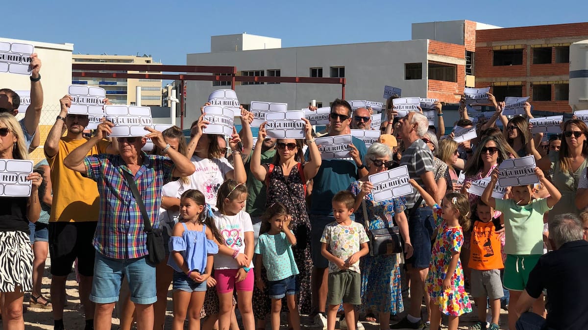 Las familias del María Zambrano, poco optimistas con la vuelta al cole: "No tenemos mesas, ordenadores, pizarras… No hay nada"