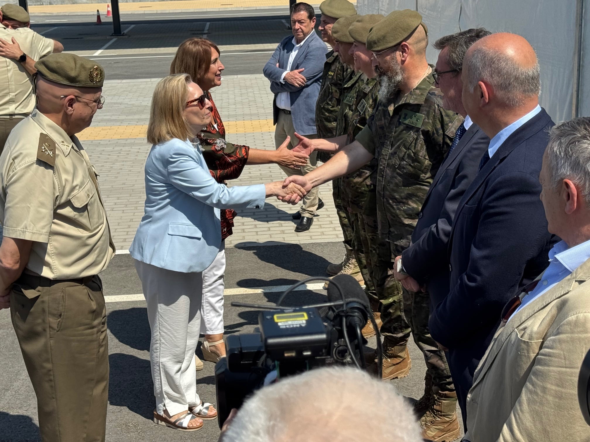 Amparo Valcarce saluda a las autoridades
