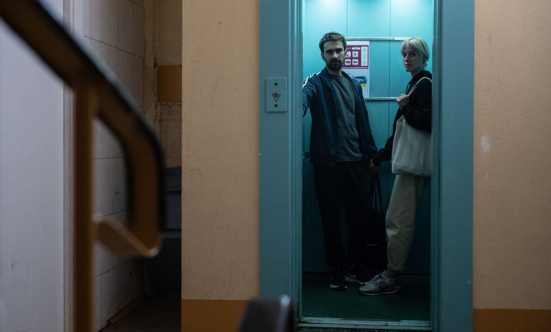 El error que cometes cuando vas solo en el ascensor.