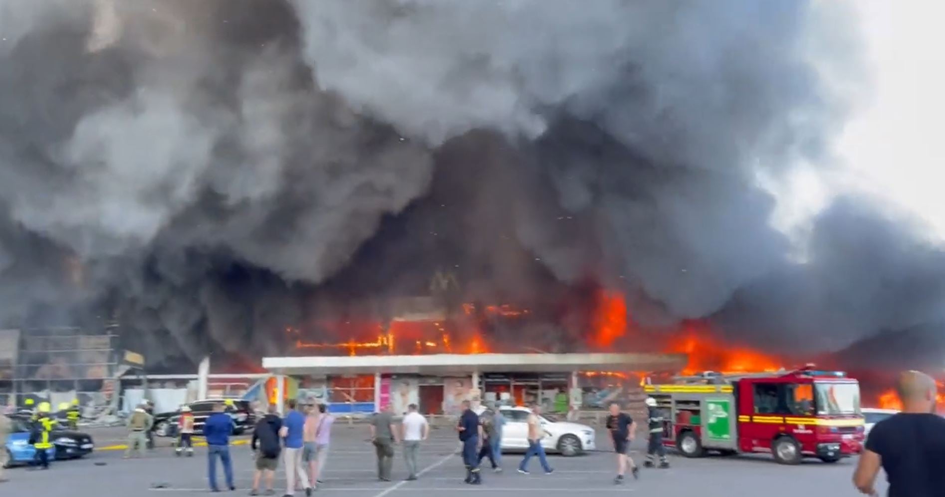 Imagen del centro comercial de Kremenchuk en llamas