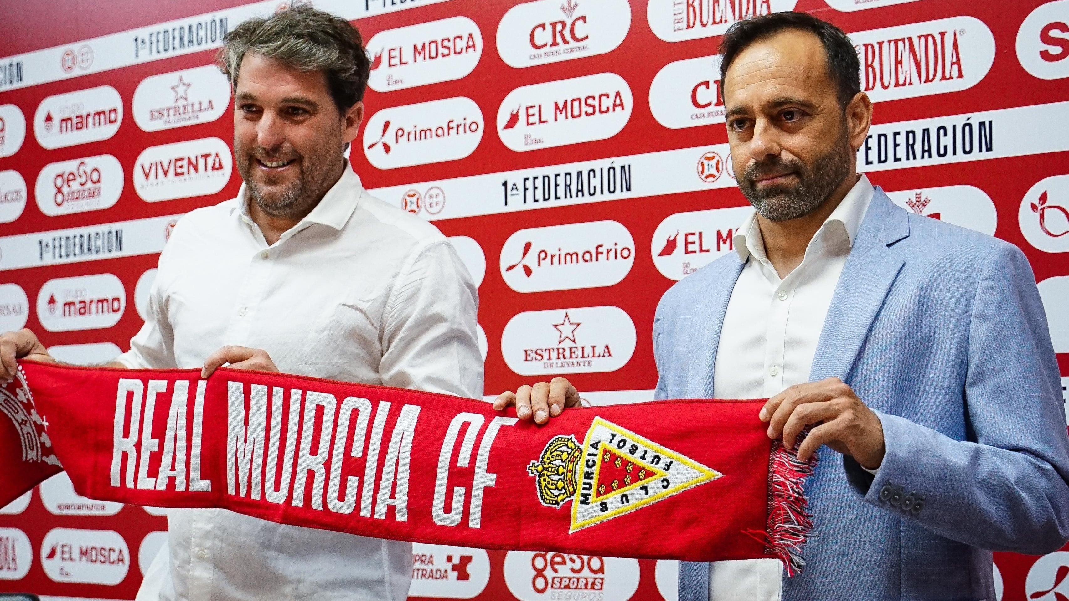 Asier Goiria y Fran Fernández en la presentación del almeriense como nuevo entrenador del Real Murcia.