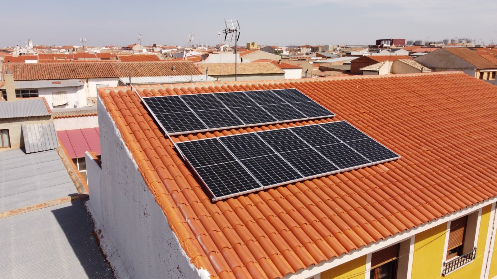 Imagen de archivo de placas solares, así como de sus respectivas instalaciones