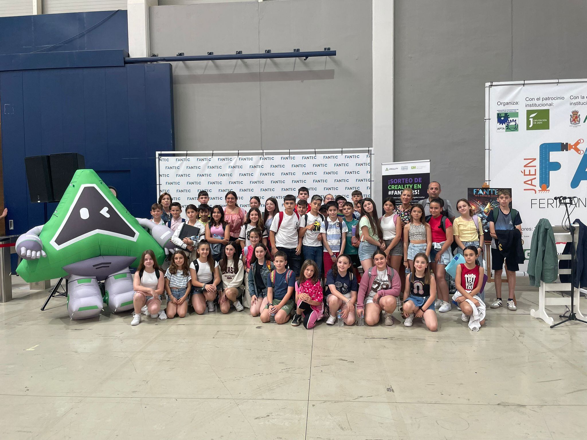 Grupo de 6º del CEIP General Fresneda durante la jornada en FANTEC 2025, en IFEJA Jaén