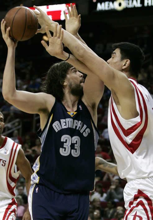 Marc Gasol de los Grizzlies es bloqueado por Yao Ming de los Rockets durante la primera mitad del partido disputado en Houston