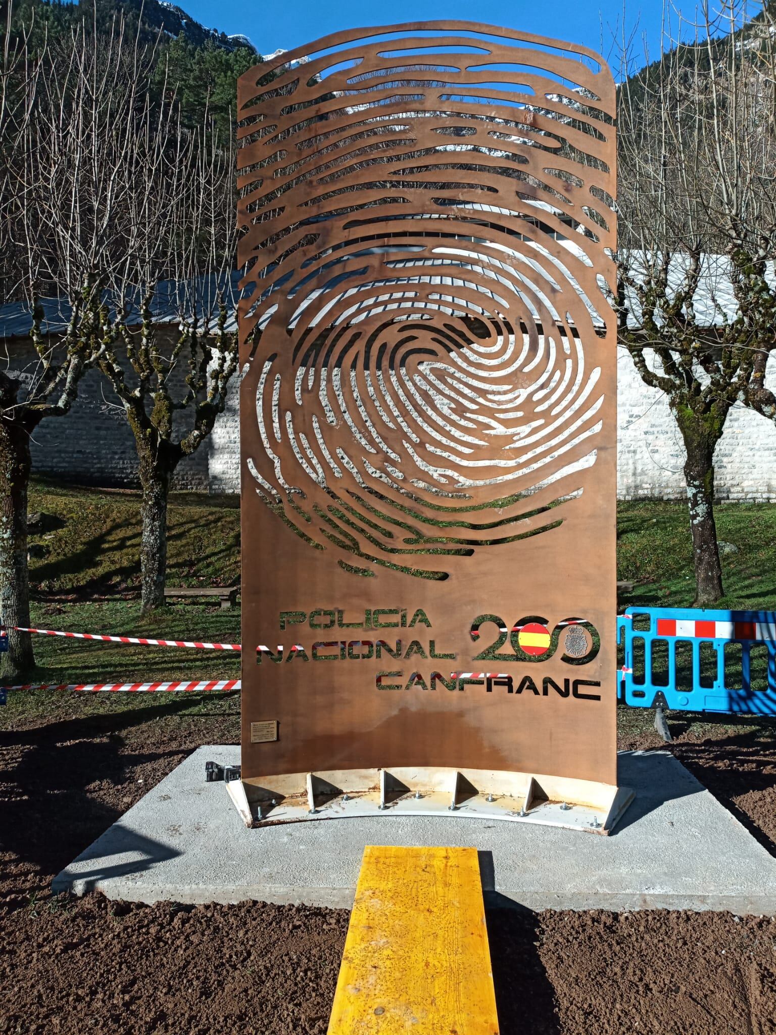 Escultura de la huella dactilar que se ubica en Canfranc obra de César Pueyo