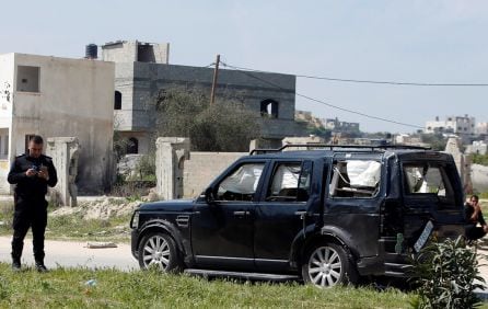 Así ha quedado uno de los coches tras la explosión.