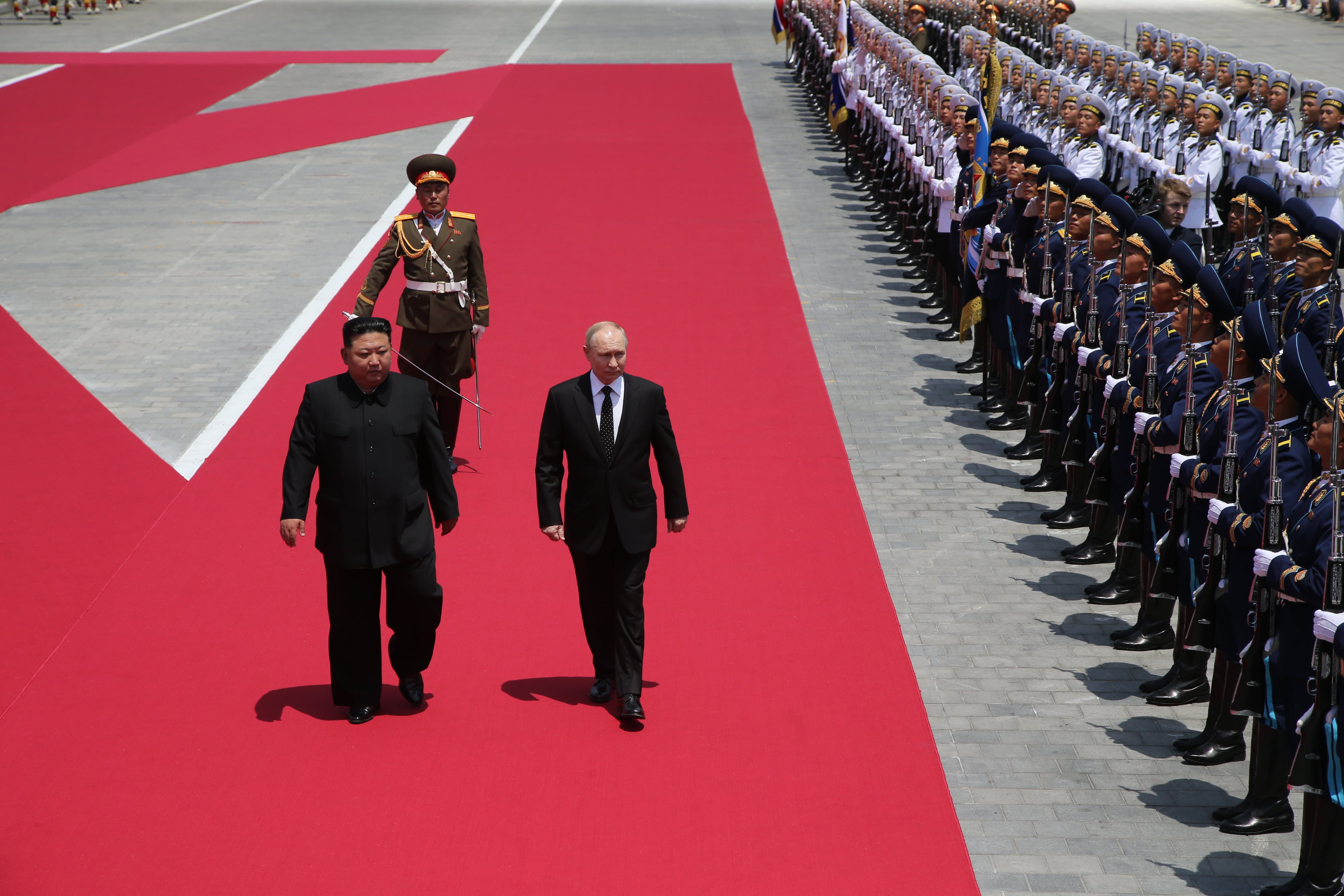 El presidente ruso, Vladimir Putin, junto al líder de Corea del Norte, Kim Jong-un, durante una visita oficial a Pyongyang