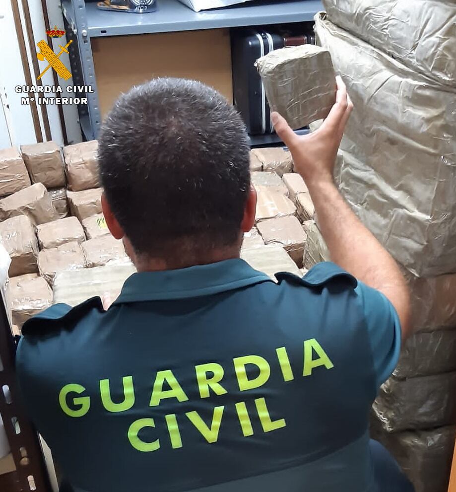 La Guardia Civil localizó 570 kilos de hachís en fardos en el interior del coche
