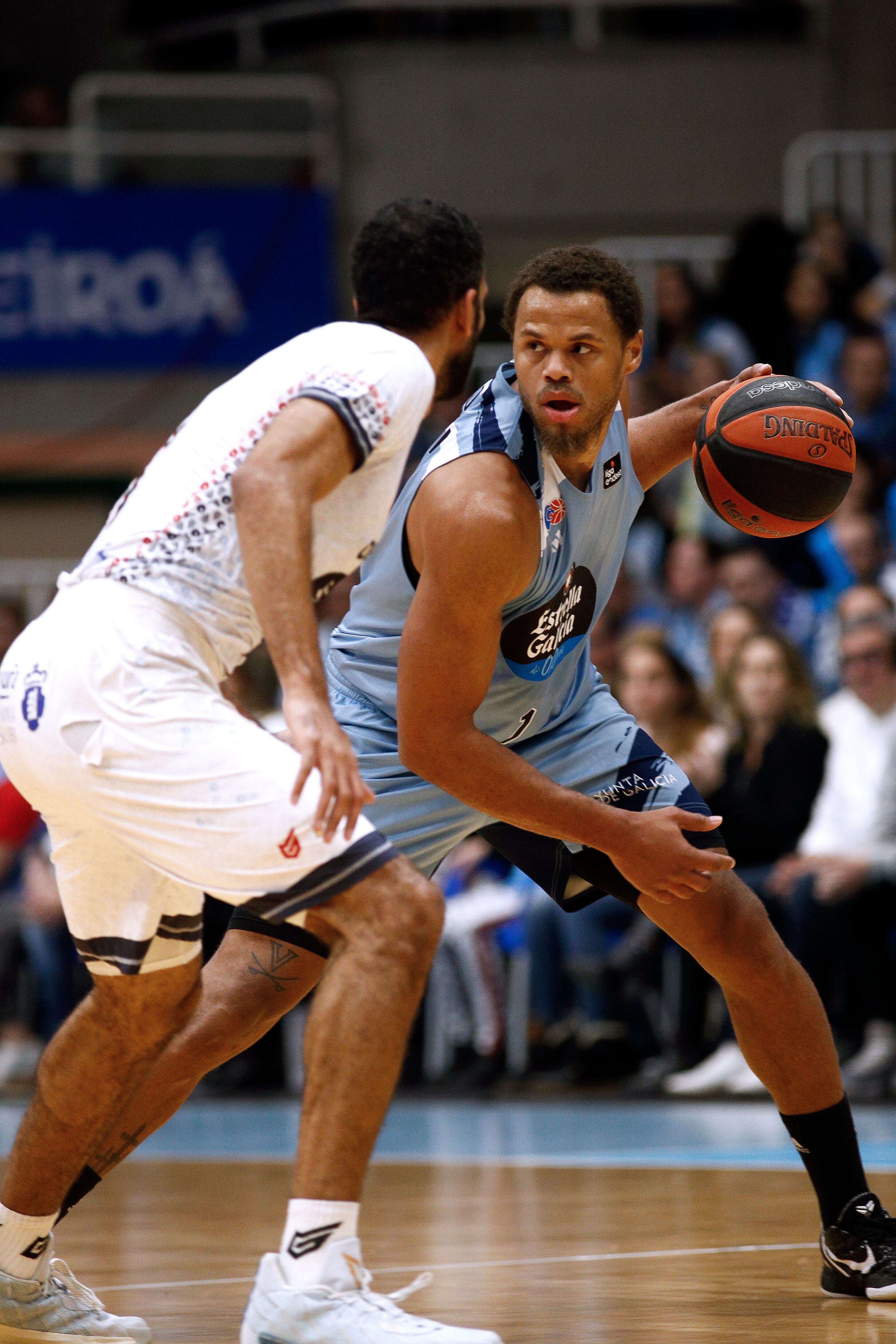 LUGO, 23/12/2023.- El alero del Breogán Justin Anderson (d) juega un balón ante Thomas Scubb, del Obradoiro, durante el partido de la Liga Endesa de baloncesto que Río Breogán y Monbus Obradoiro disputan este sábado en Pazo Provincial dos Deportes de Lugo. EFE/Eliseo Trigo
