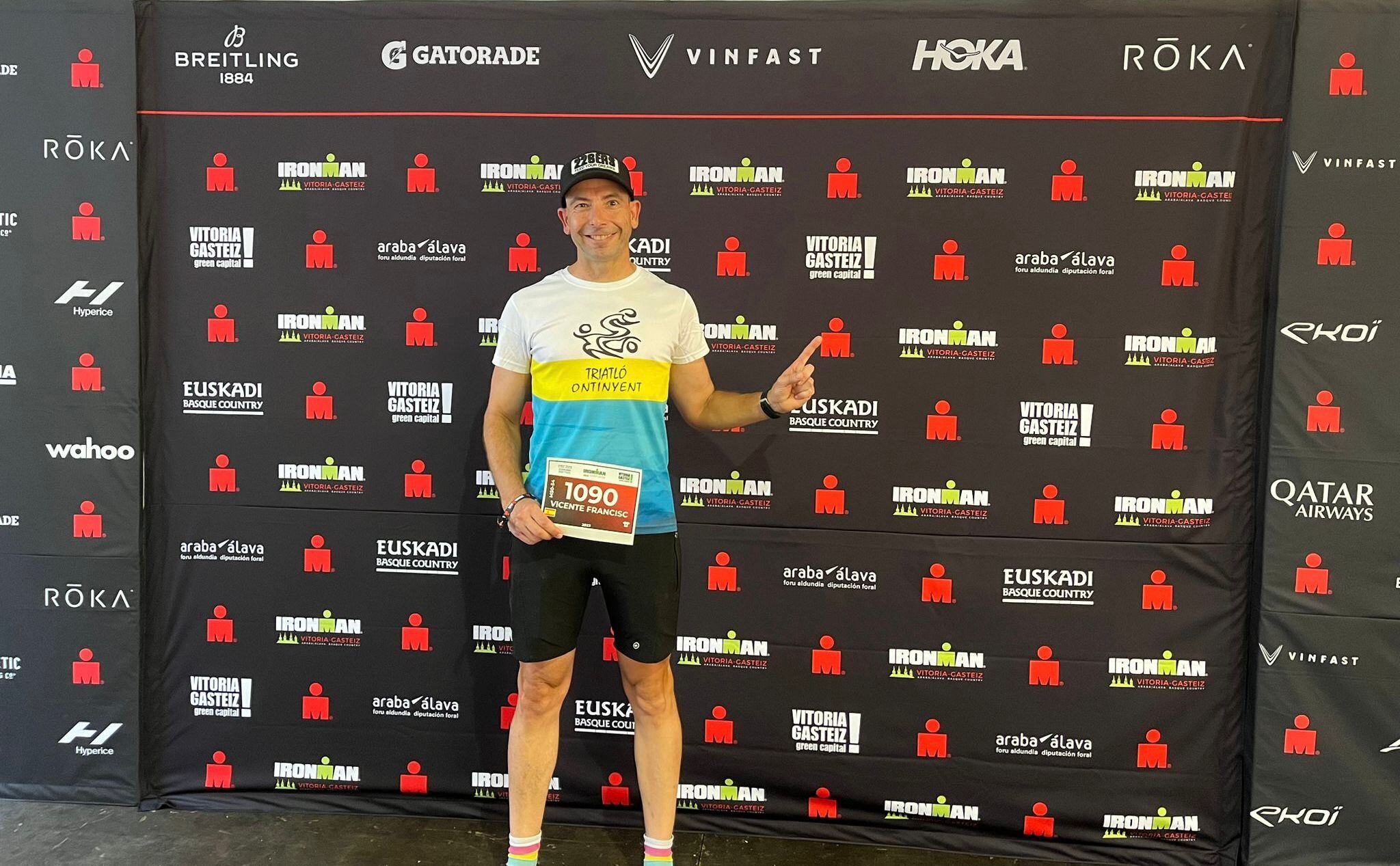 Vicente Granero després de completar el seu IronMan número 31