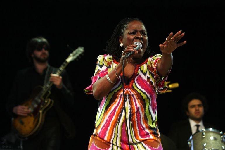 La cantante estadounidense Sharon Jones durante una actuación