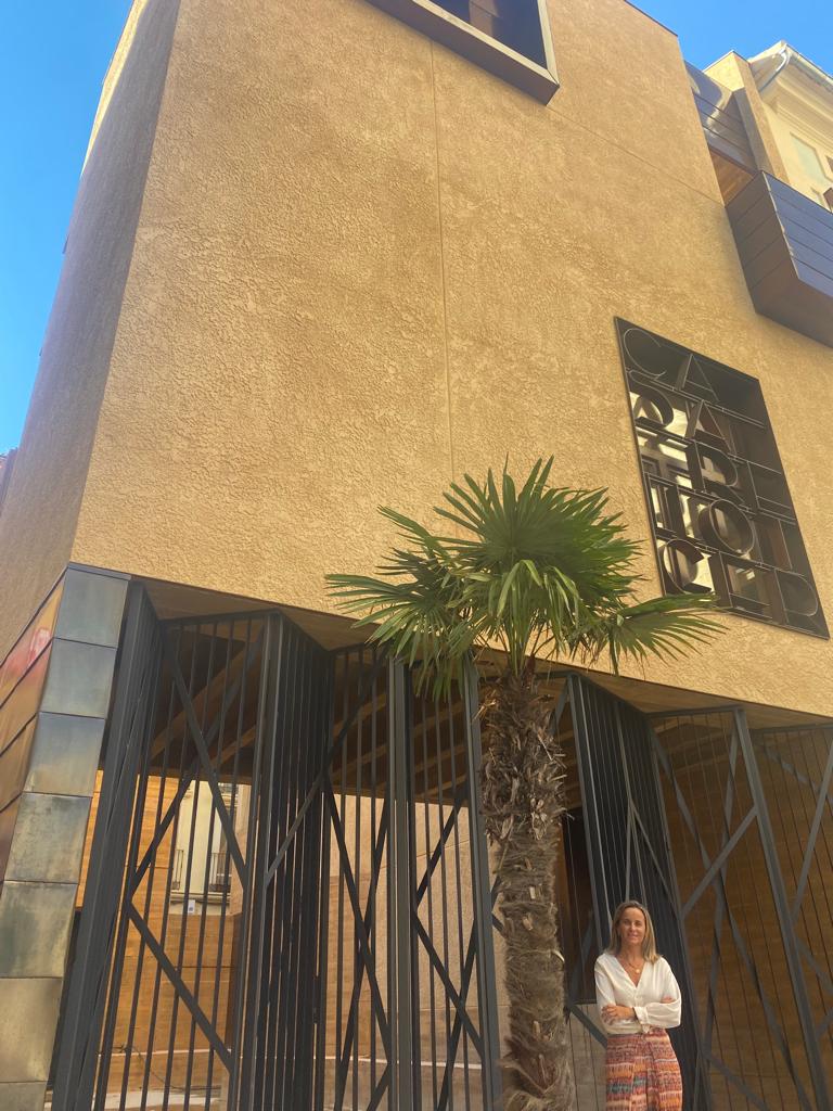 La concejala de Turismo de València, Paula Llobet, frente a la casa del Relojero.