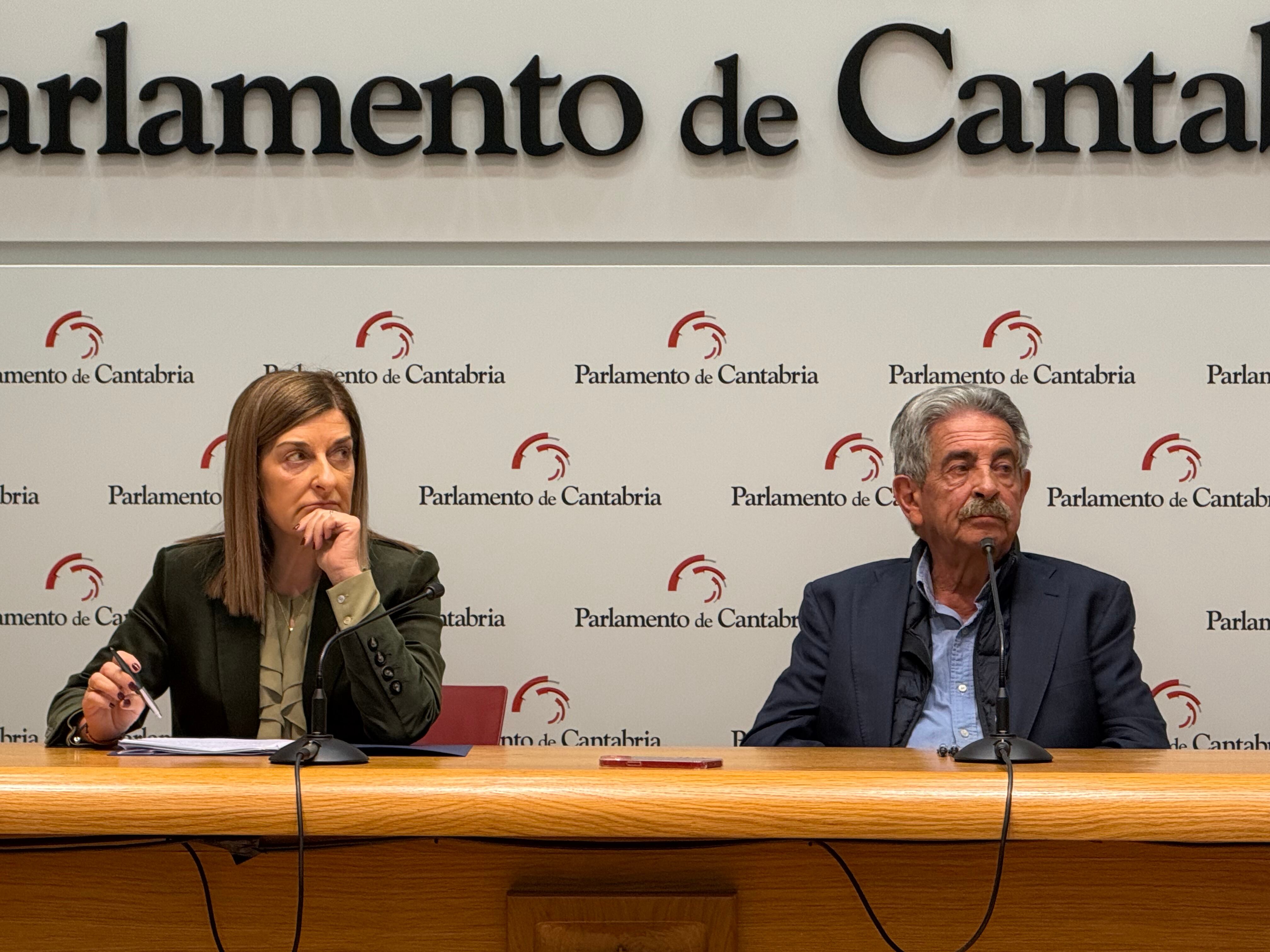 La presidenta de Cantabria, María José Saénz de Buruaga, y el secretario general del PRC, Miguel Ángel Revilla, tras la firma del acuerdo presupuestario para 2026.