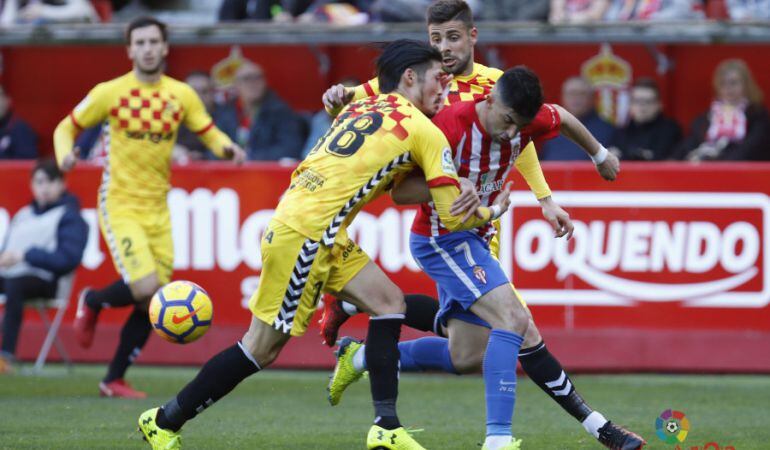 Suzuki disputa una pilota amb un jugador de l&#039;Sporting.