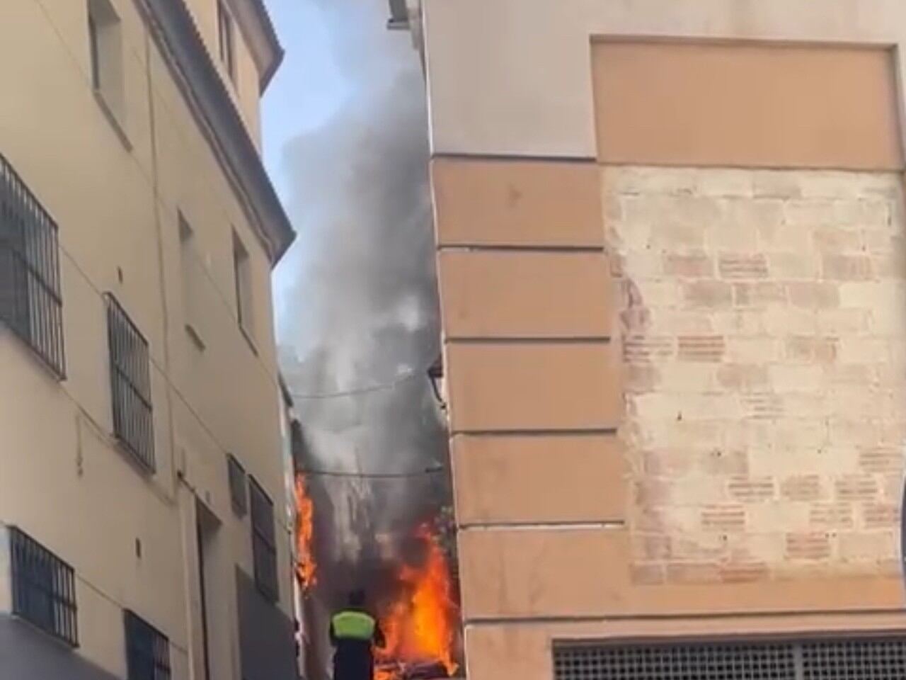 Incendio de un vehículo en la calle Hervás de Jaén.