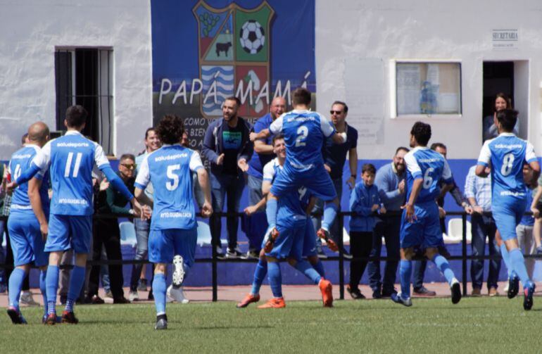 Los jugadores del Guadalcacín celebrando el 2-0