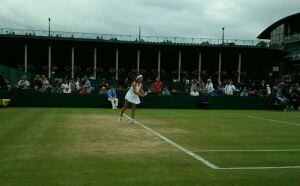 Paula Arias a punto de ejecutar un saque en la pista nº5 del All England Club