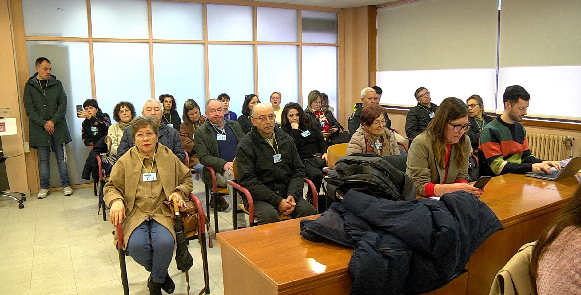 Vecinos y vecinas de Bembrive en el pleno extraordinario del concello de Vigo