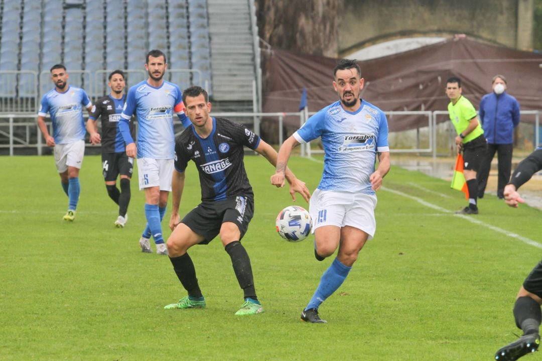 Carlos Calvo tratando de controlar un balón en la banda  