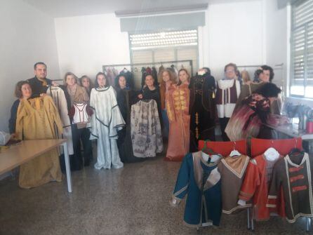 Algunas de las participantes en el taller de trajes medievales muestra sus modelos