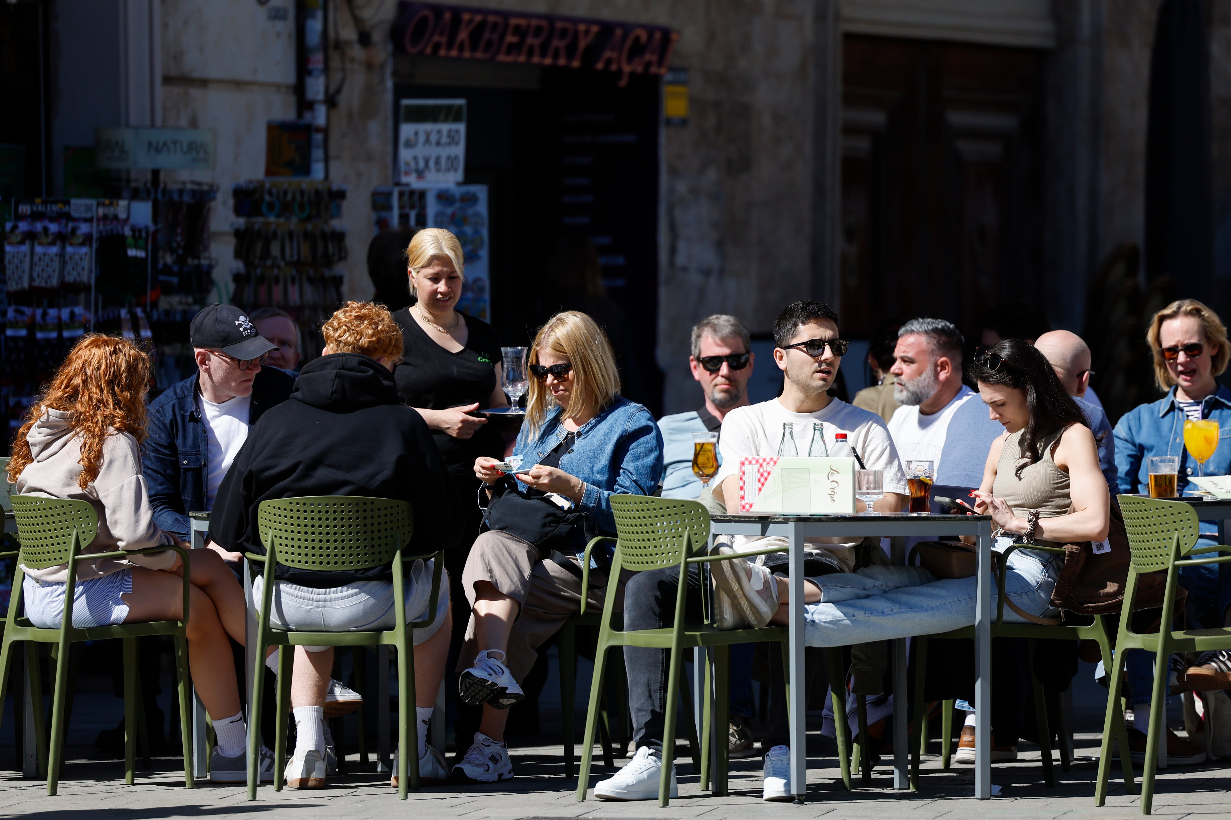 Varias personas en una terraza de Valencia